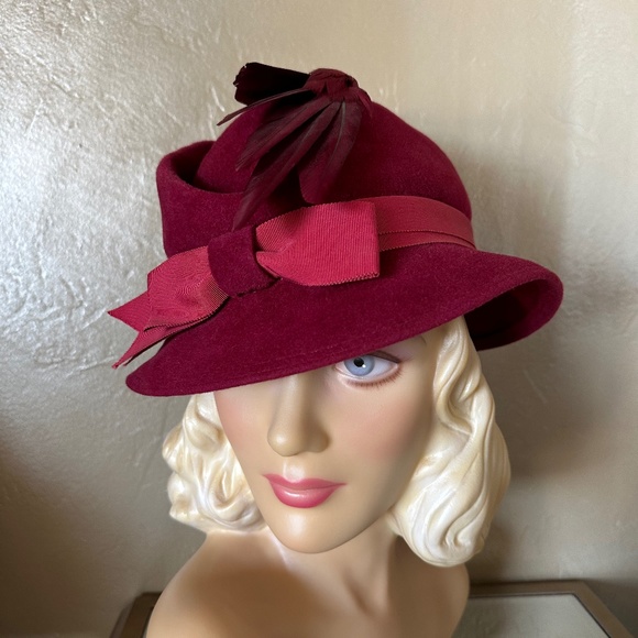 LAVISH 1950S' DESIGNER BURGUNDY FELT FEDORA WITH UNIQUE CROWN + FEATHER WINGS